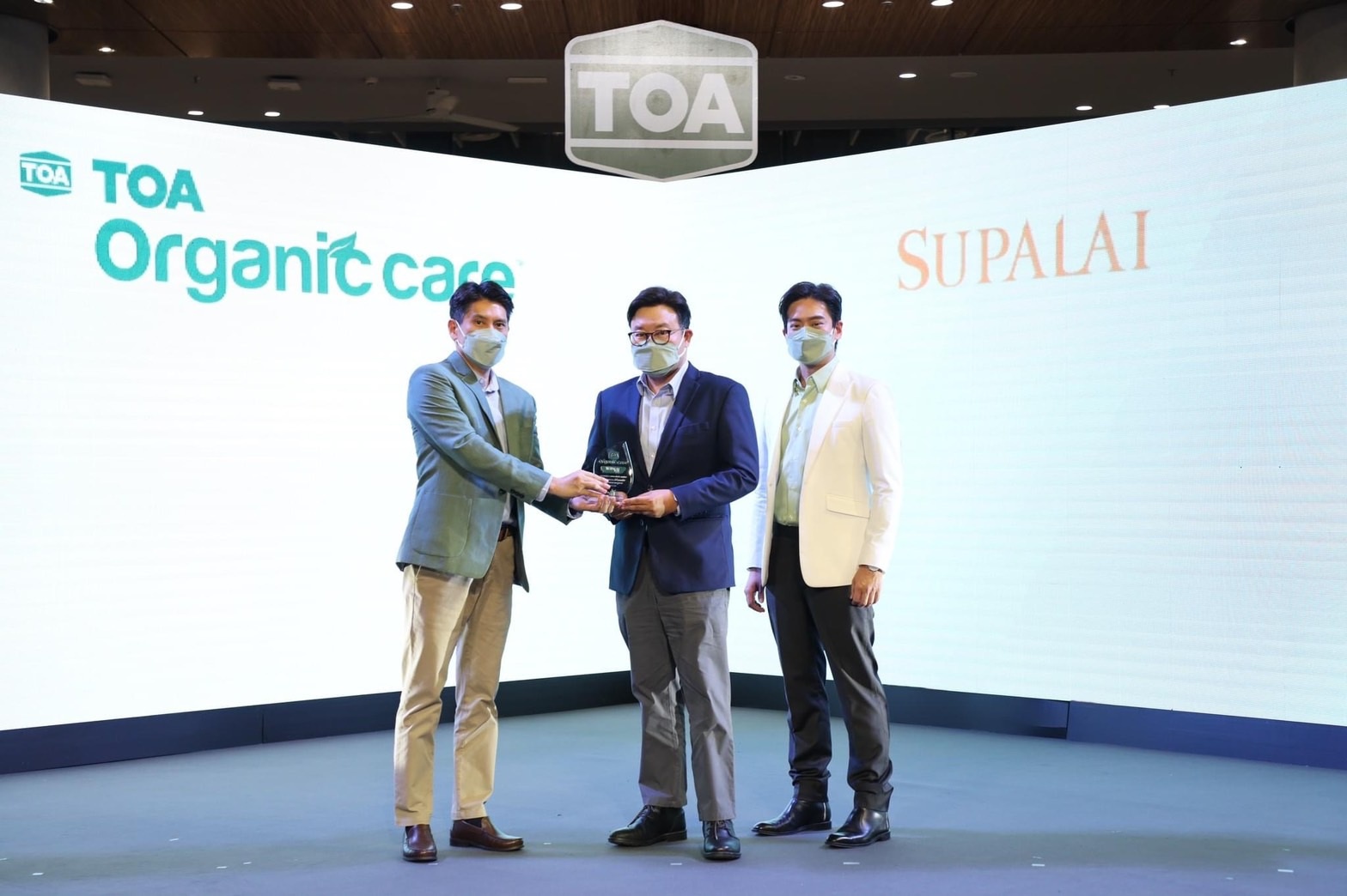 ศุภาลัย ไอคอน สาทร รับโล่เกียรติคุณ TOA Organic Care.jpg